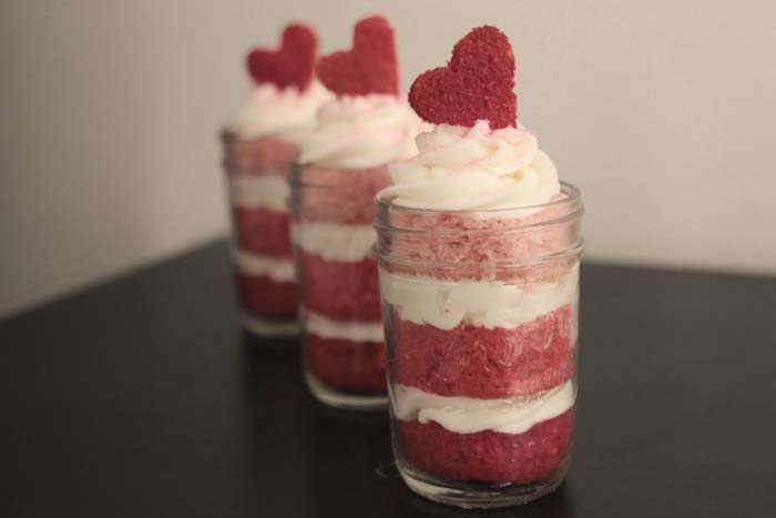Strawberry Cake in a Jar #valentinesday #crafts #jars #gifts #decorhomeideas