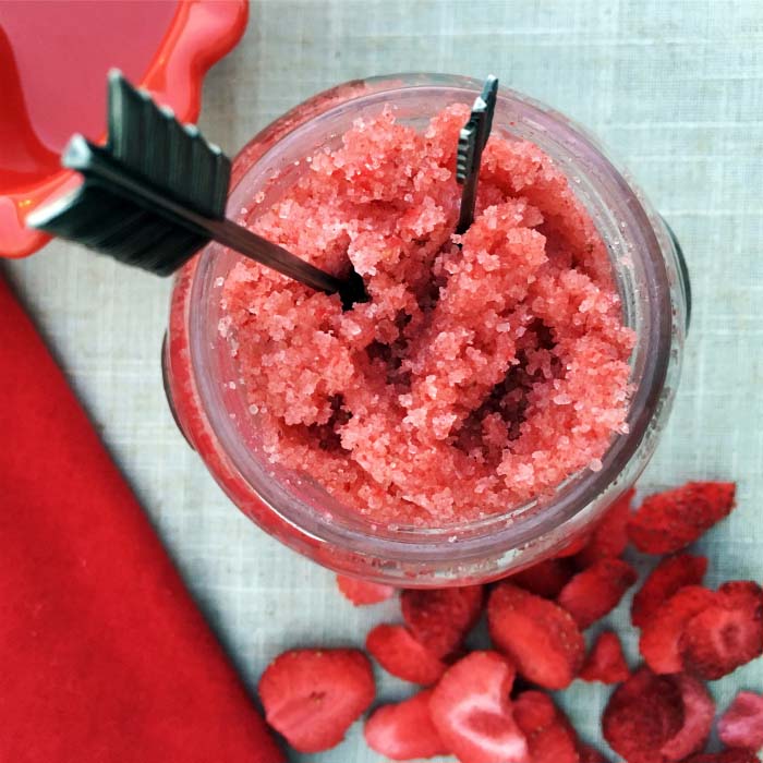 Strawberry Sugar Scrub in a Jar #valentinesday #crafts #jars #gifts #decorhomeideas