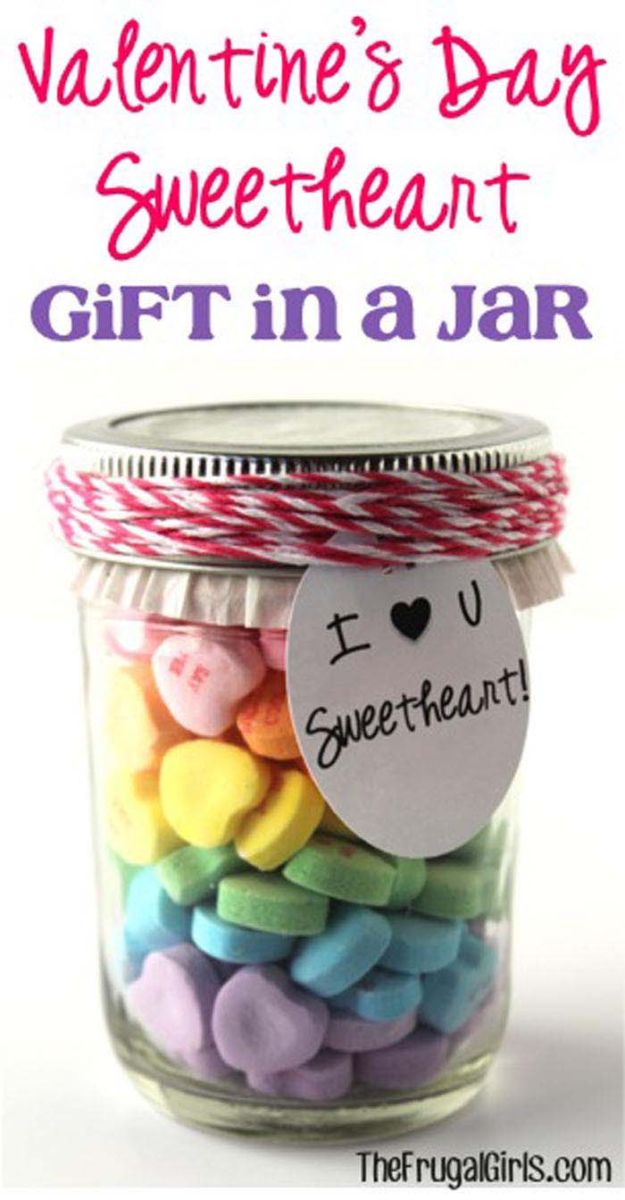 Valentines Day Sweetheart Gift in a Jar #valentinesday #crafts #jars #gifts #decorhomeideas